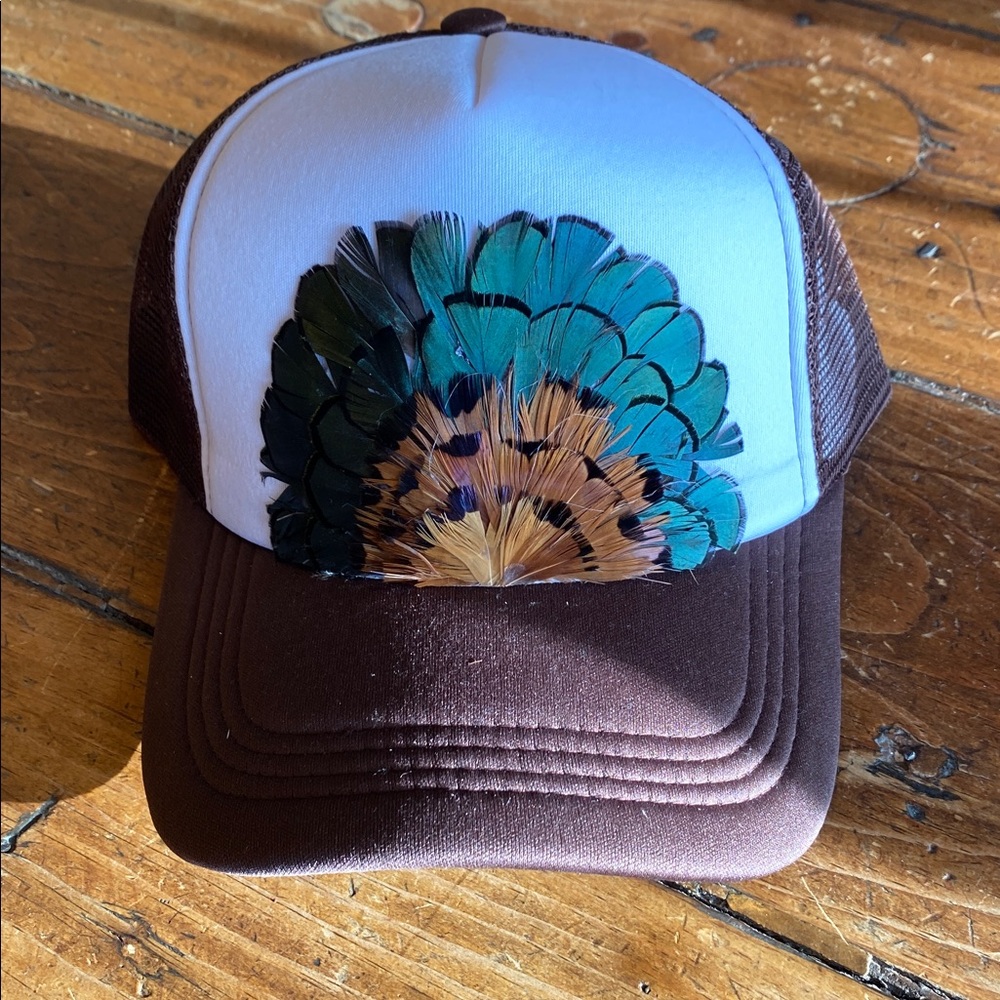 FEATHER TRUCKER HAT BROWN